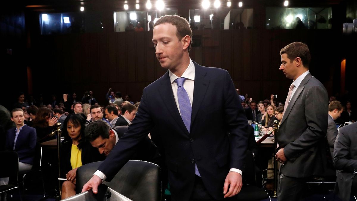 Šéf Facebooku Mark Zuckerberg při slyšení v americkém Senátu