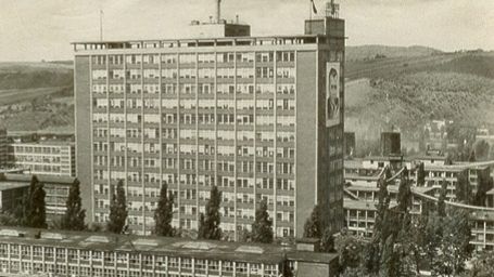 Plakát prezidenta Klementa Gottwalda na boku zlínského mrakodrapu, centrální budově firmy Baťa, později Svitu.