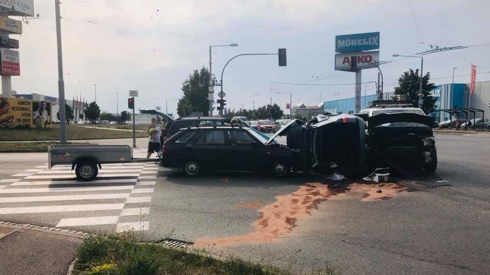 Nehoda policejního vozu v Plzni 