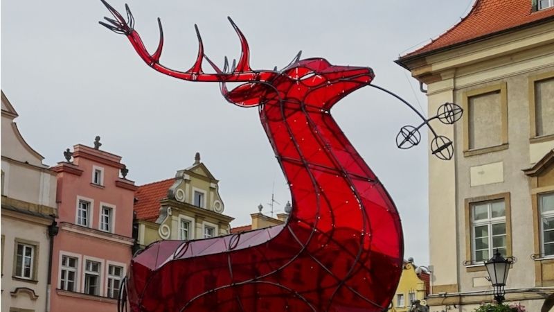 Skleněný jelen je symbolem města z Podkrkonoší a zároveň i jeho historické zaměření