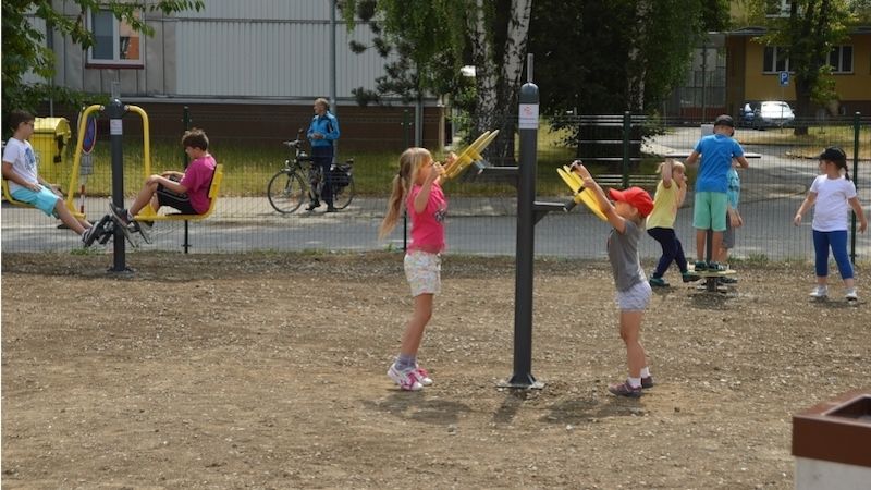 Místní děti si ihned cvičební prvky vyzkoušely.