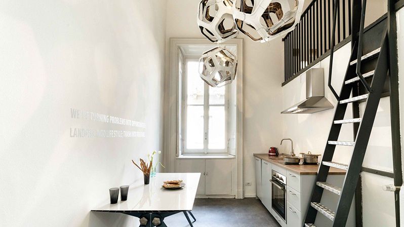Světlá kuchyň je zařízena minimalisticky a nadčasově.