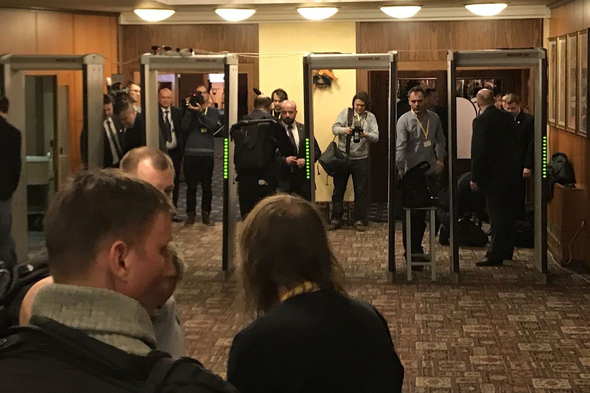 Vstup do štábu prezidenta Miloše Zemana v TOP Hotelu je kontrolován pomocí bezpečnostních rámů. 