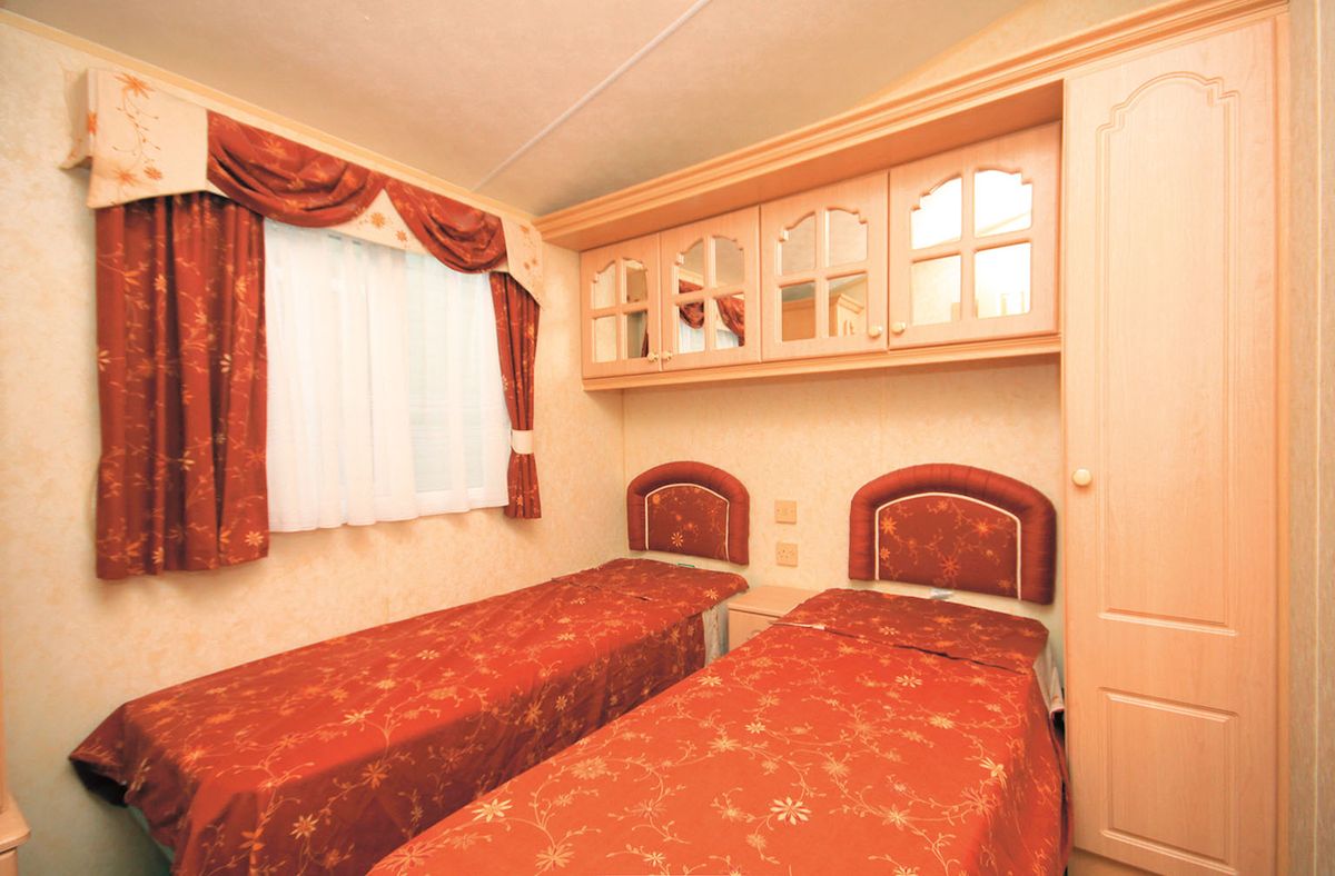 Menší ložnice mobilheimu Willerby Lyndhurst je útulná, nechybějí úložné prostory. 