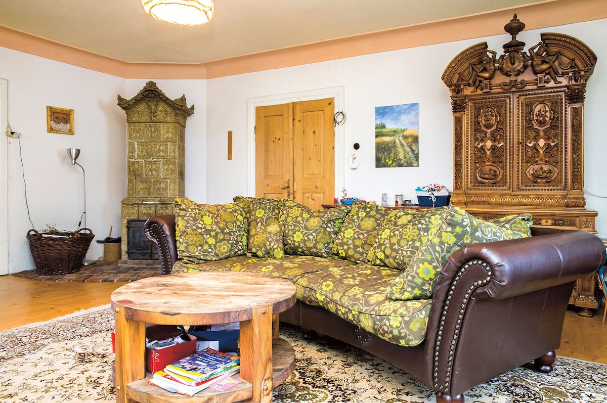 Obývací pokoj v patře je největší místnost, v níž se vyjímají originální kousky nábytku. Včetně vyřezávané skříně po pradědovi.