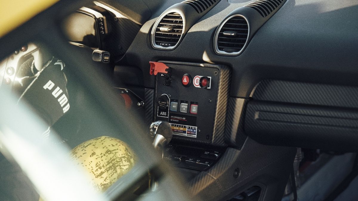 Rádio tu nedostanete ani za příplatek, není na něj místo. Klimatizaci ale základní verze 718 Caymanu GT4 Clubsport nepozbyla.