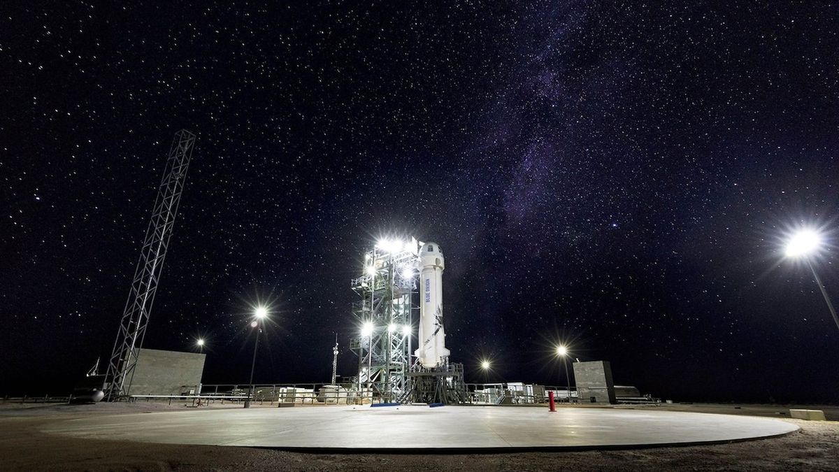 Raketa New Shepard s neobsazenou kapslí pro posádku při čekání v Texasu na start