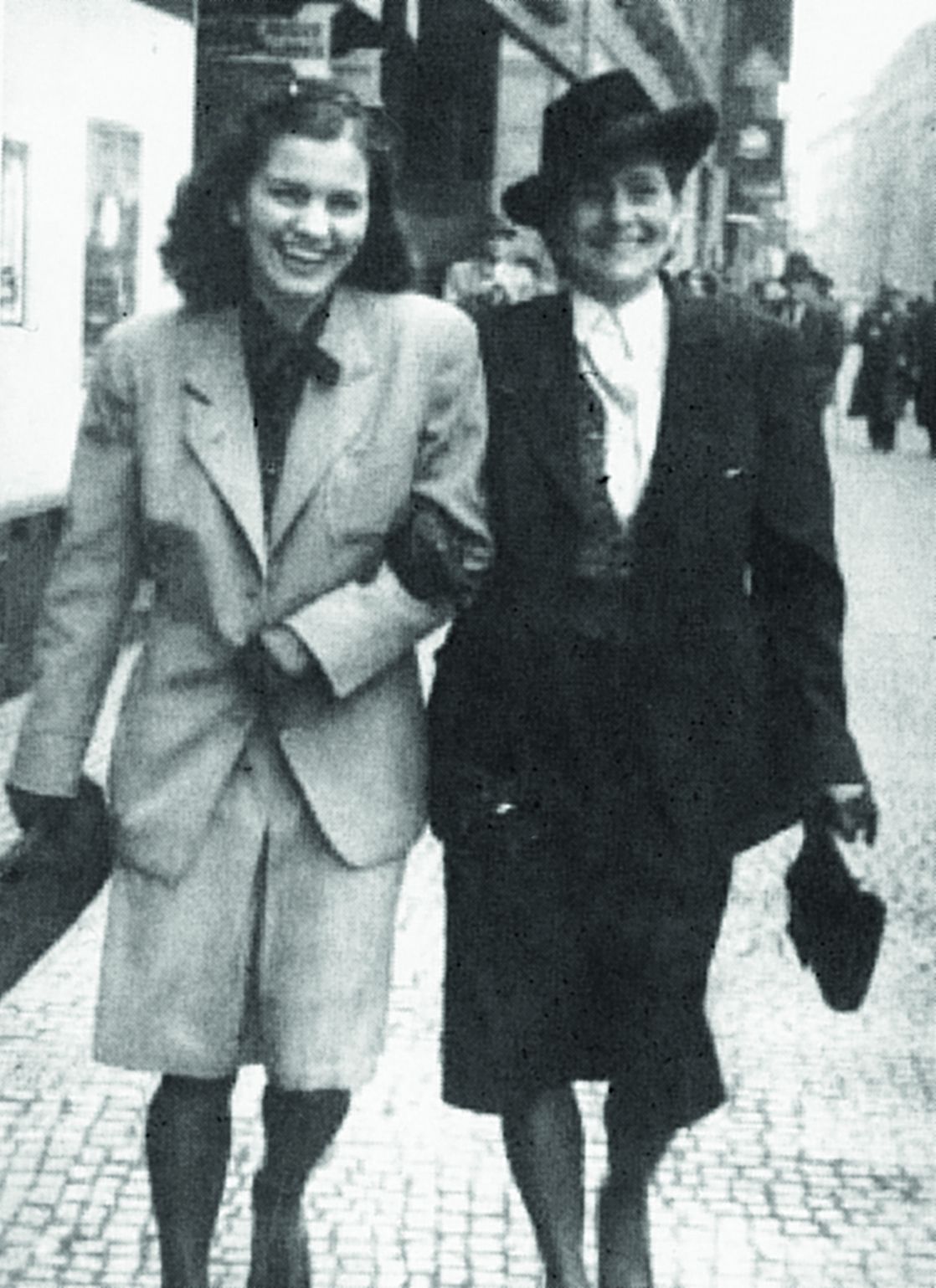 Hana Krupková s matkou (květen 1945)
