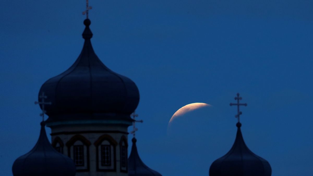 Měsíc zachycený v běloruské vesnici Turets 