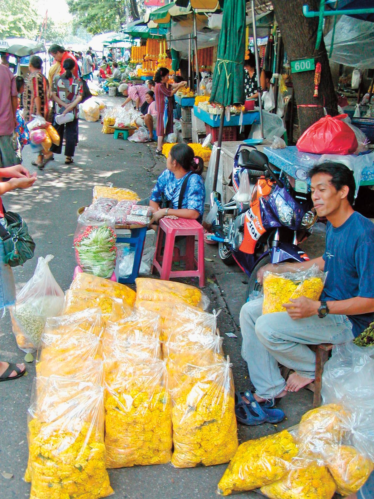 Suvenýry, květiny, ovoce, zelenina – thajské trhy jsou nepřeberné.