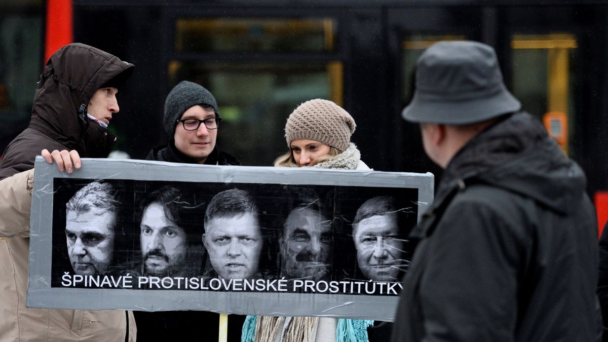Tisíce lidí v pátek vyrazilo na pochod Bratislavou za zavražděného novináře Jána Kuciaka a jeho snoubenku. Část lidí jej pojala i jako možnost vyjádření odporu k vůdčím osobnostem Slovenska.