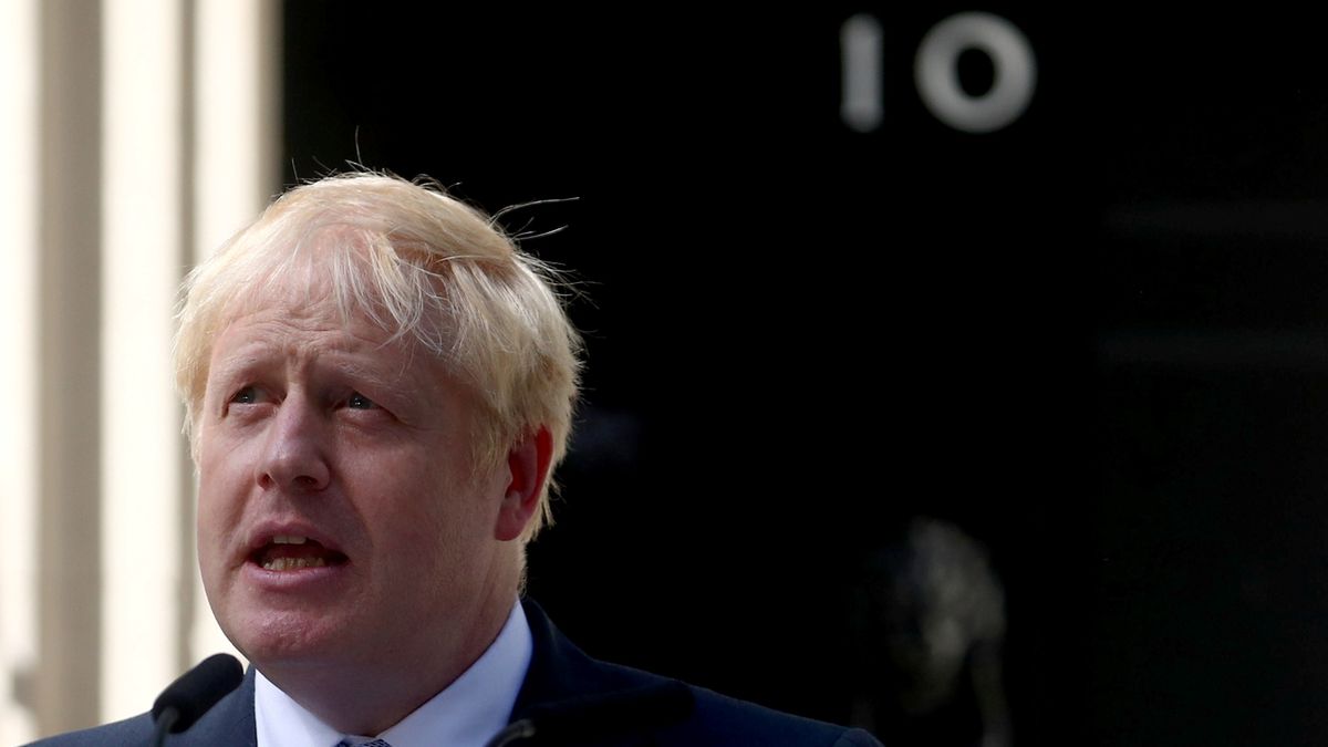 Nový britský ministerský předseda Boris Johnson před sídlem premiérů Downing Street 10 v Londýně.