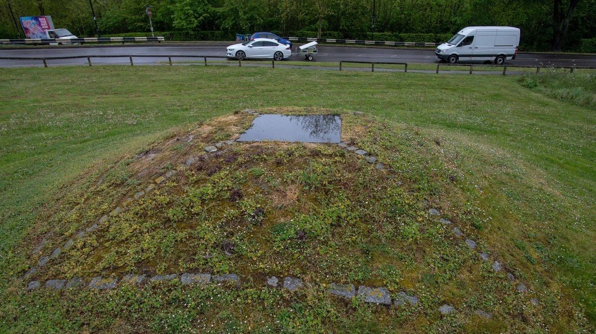 Zde byl zřejmě pohřben jeden z členů královského anglosaského rodu. Pod zemí je 1400 let stará hrobka patřící asi princi Seaxovi.
