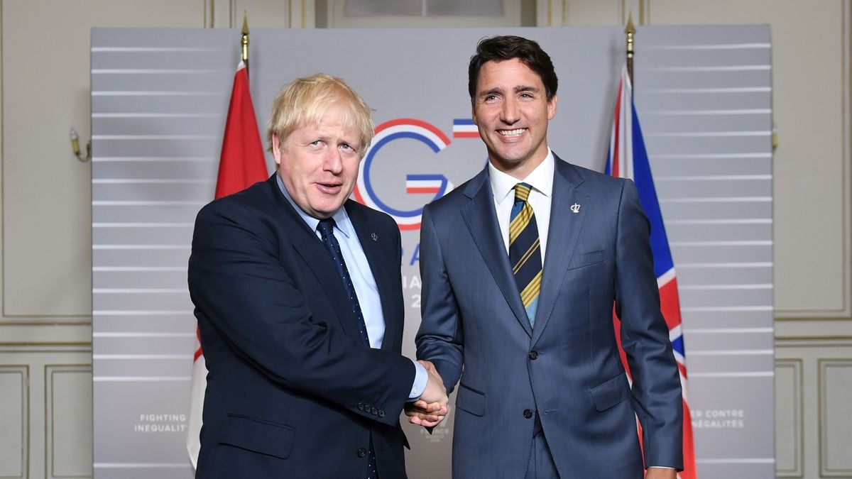 Britský premiér Boris Johnson se vítá se svým kanadským protějškem Justinem Trudeau na summitu G7
