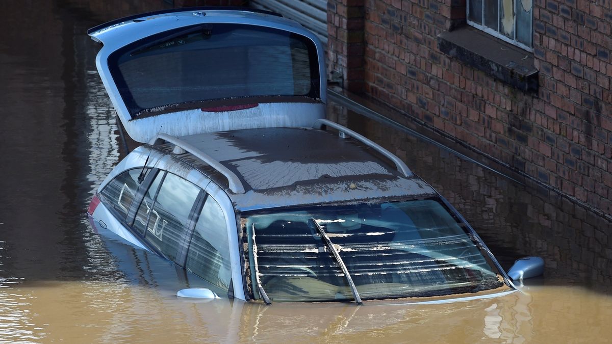 V polovině říjan postihly bleskové záplavy také Velkou Británii 

