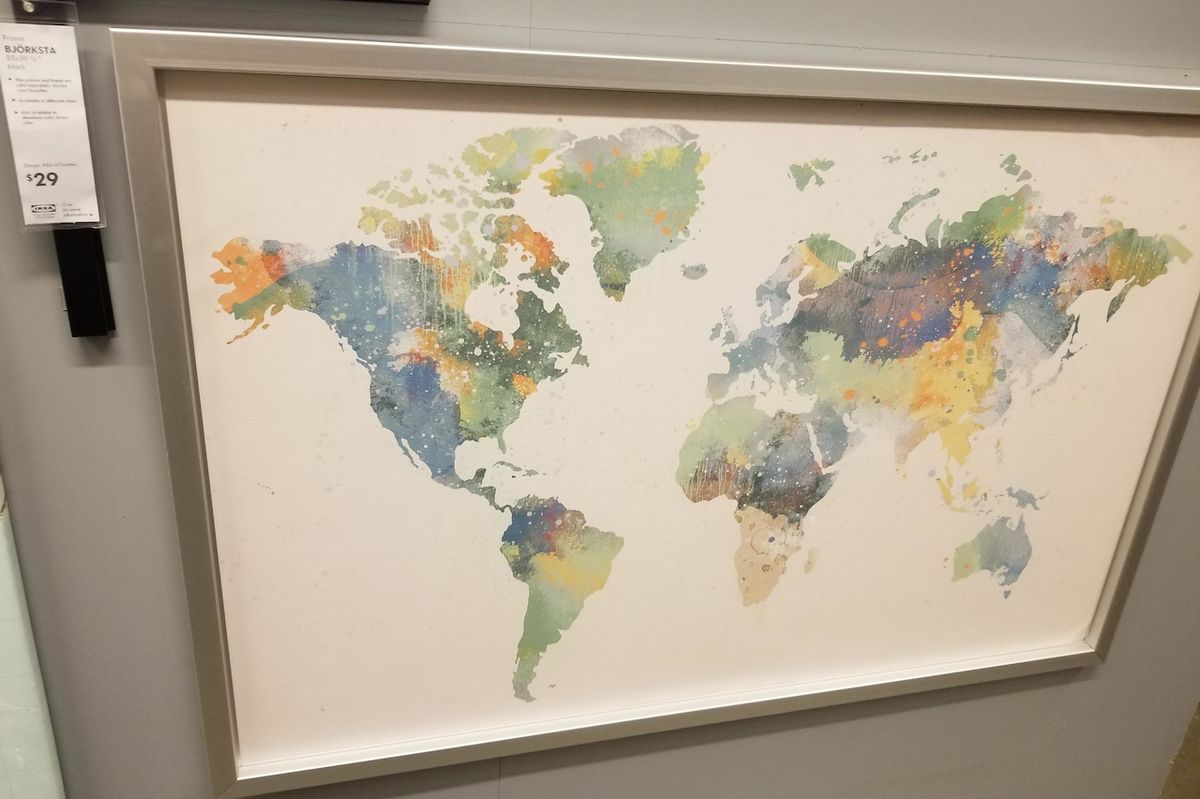 Umělecky ztvárněná mapa postrádá oba novozélandské ostrovy.