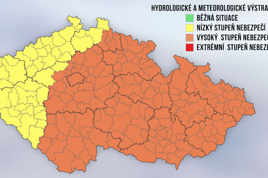 Výstraha ČHMÚ před předpokládanými bouřkami, žlutá barva značí nízký stupeň nebezpečí, oranžová vysoký stupeň.