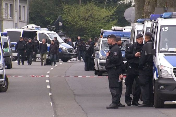 BEZ KOMENTÁŘE: Policie obklíčila místo útoku na fotbalisty v Dortmundu