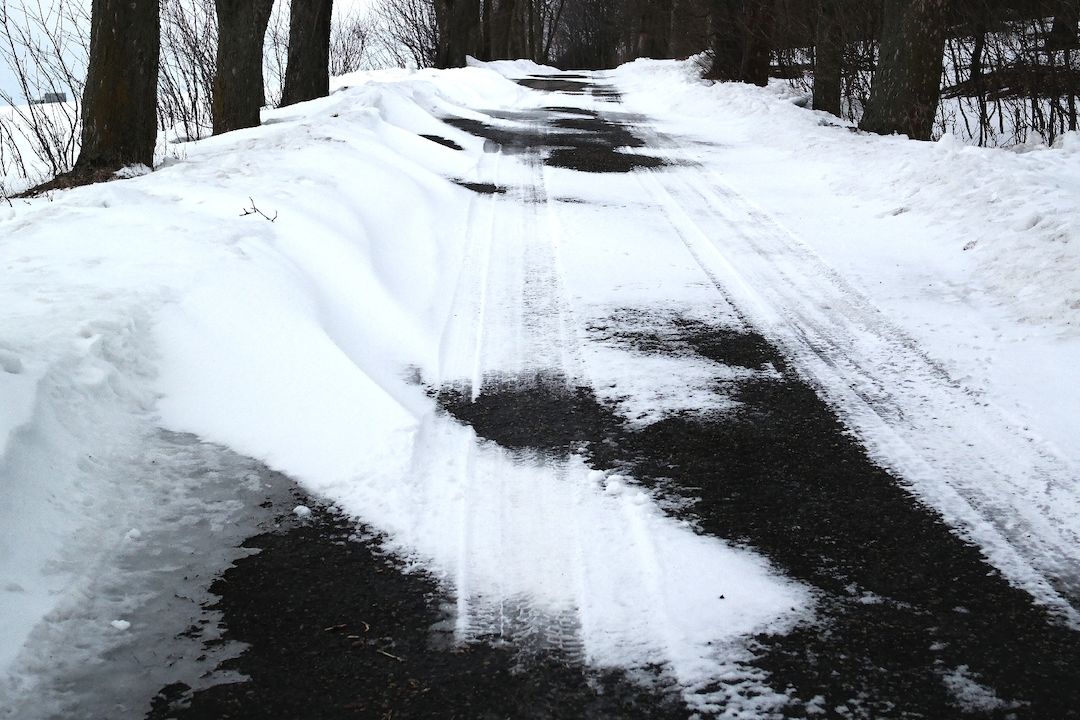 Kvůli sněhu a ledovce uzavírají v Jizerských horách silnici kolem přehrady Souš