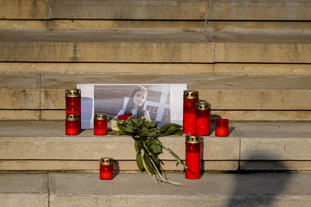 Improvizovaný památník s fotografií zmizelé a zavražděné dívky 