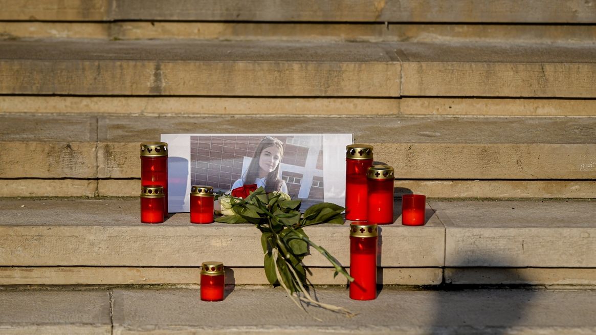 Improvizovaný památník s fotografií zmizelé a zavražděné dívky 