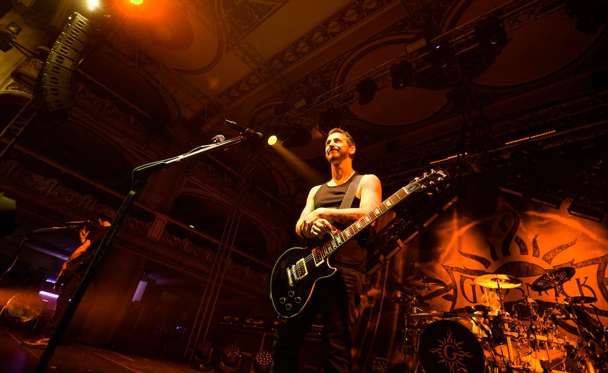 Pódium kapely Godsmack bylo skrom,né a funkční.