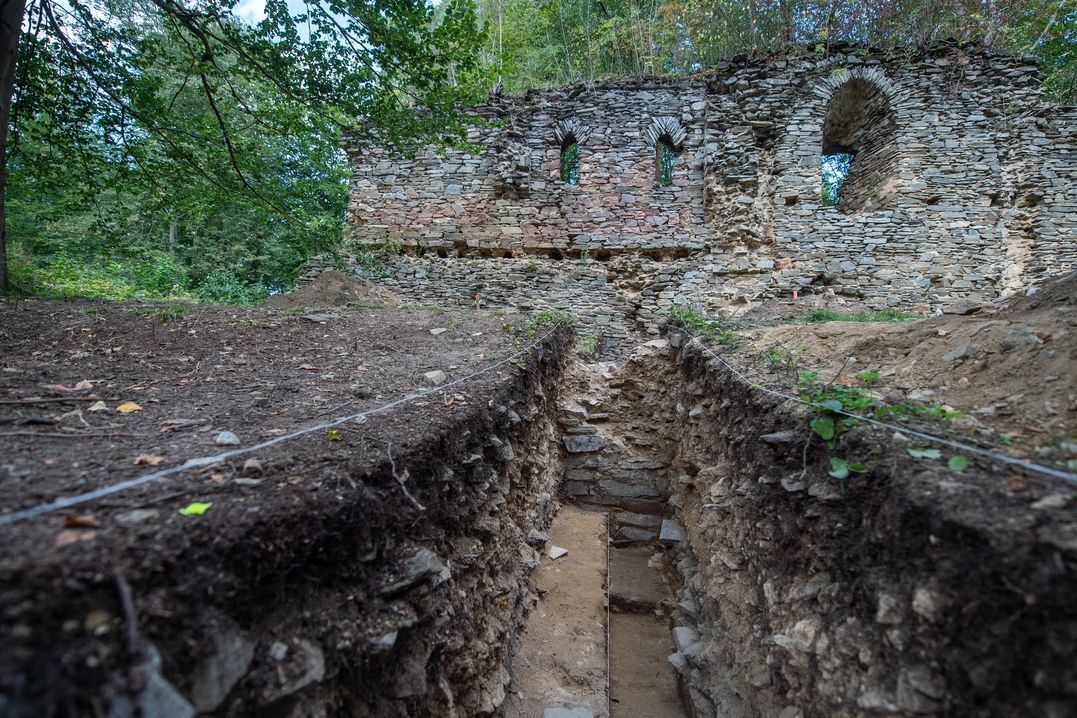 Archeologové našli na zřícenině Karlův Hrádek, kterou před rokem 1357 založil Karel IV., pozůstatky staršího, pravděpodobně až pravěkého osídlení.