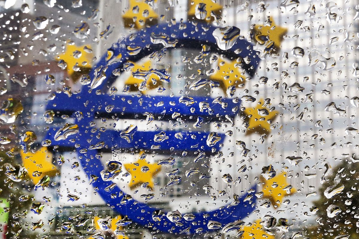Logo eura před budovou Evropské centrální banky 