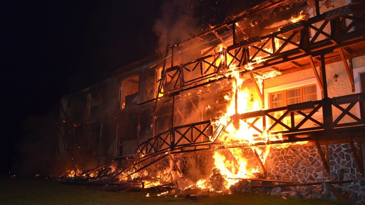 Hotel Stein u Chebu zachvátil rozsáhlý požár. 