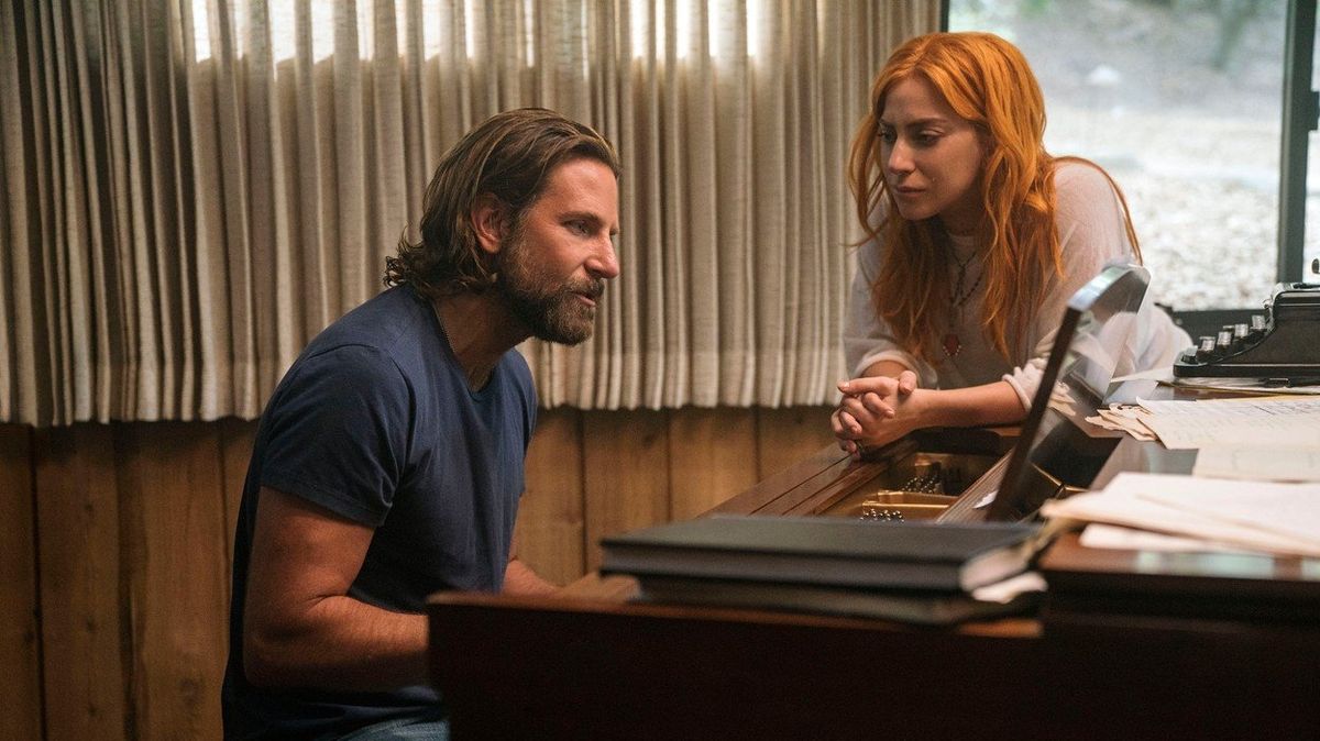 Lady Gaga a Bradley Cooper ve filmu Zrodila se hvězda.