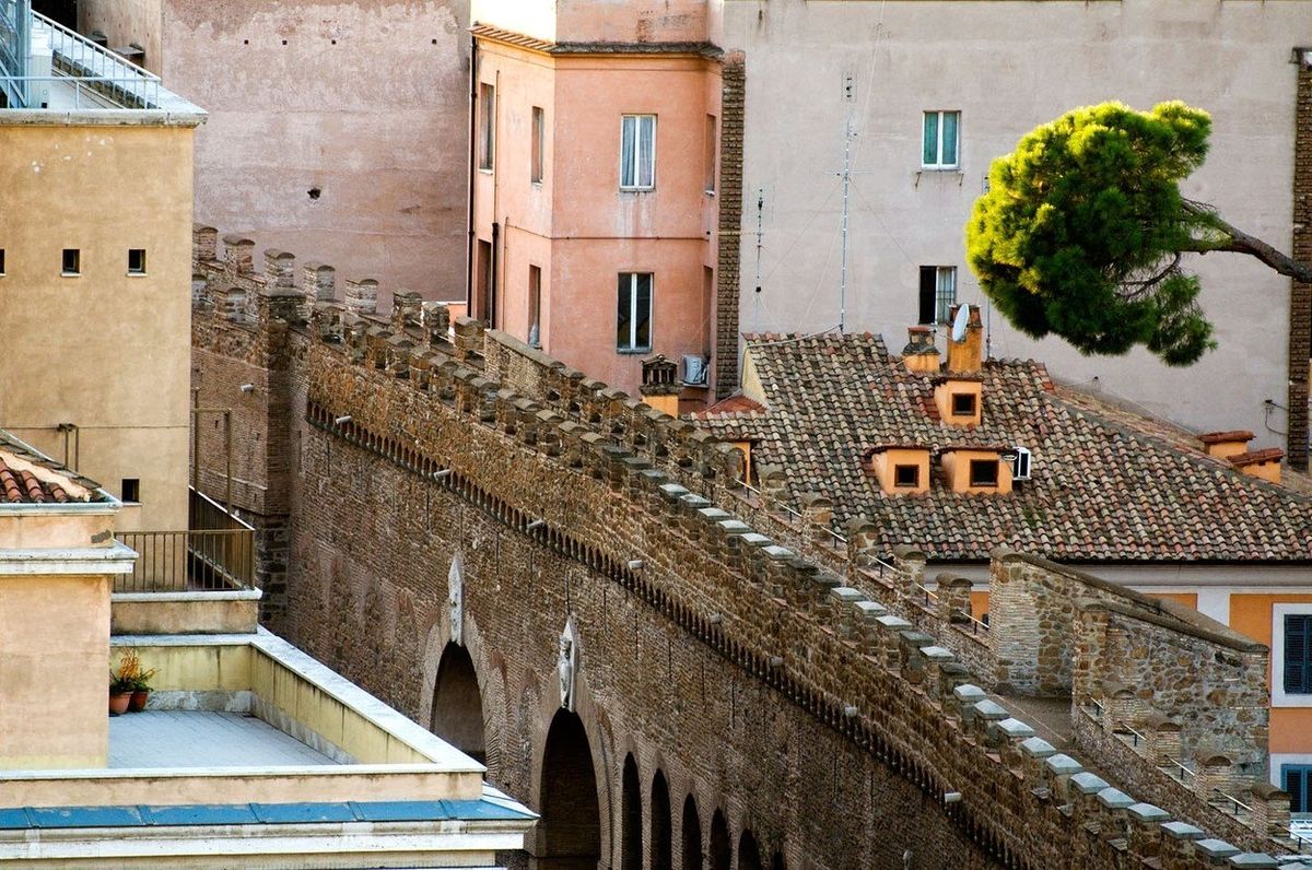 Passetto di Borgo spojuje Vatikán s Andělským hradem. Některé její části lze vidět ze střech okolních domů.