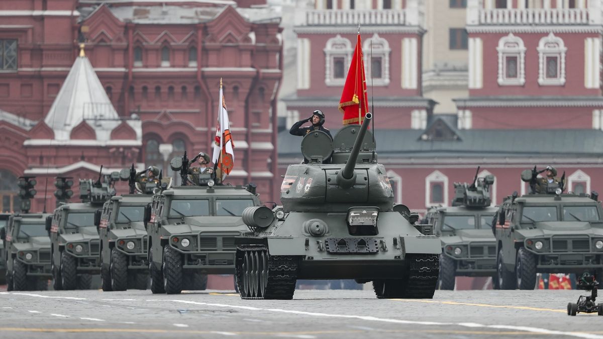 Tank T-34 jede v čele kolony vozidel následován vozidly Tigr-M 