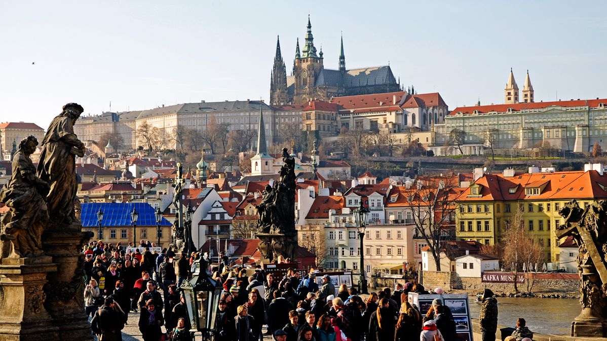 V Praze se loni ubytovalo 7,9 milionu hostů, převažovali zahraniční turisté.