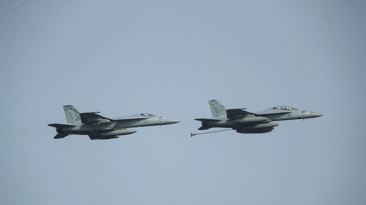 Dva stroje amerického námořnictva F/A-18 Super Hornet na Arabským mořem 