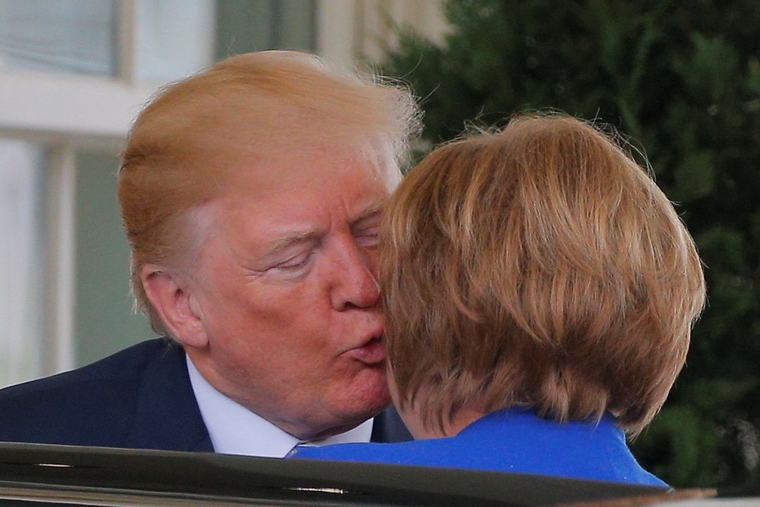Polibek na uvítanou. Americký prezident Donald Trump a německé kancléřka Angela Merkelová