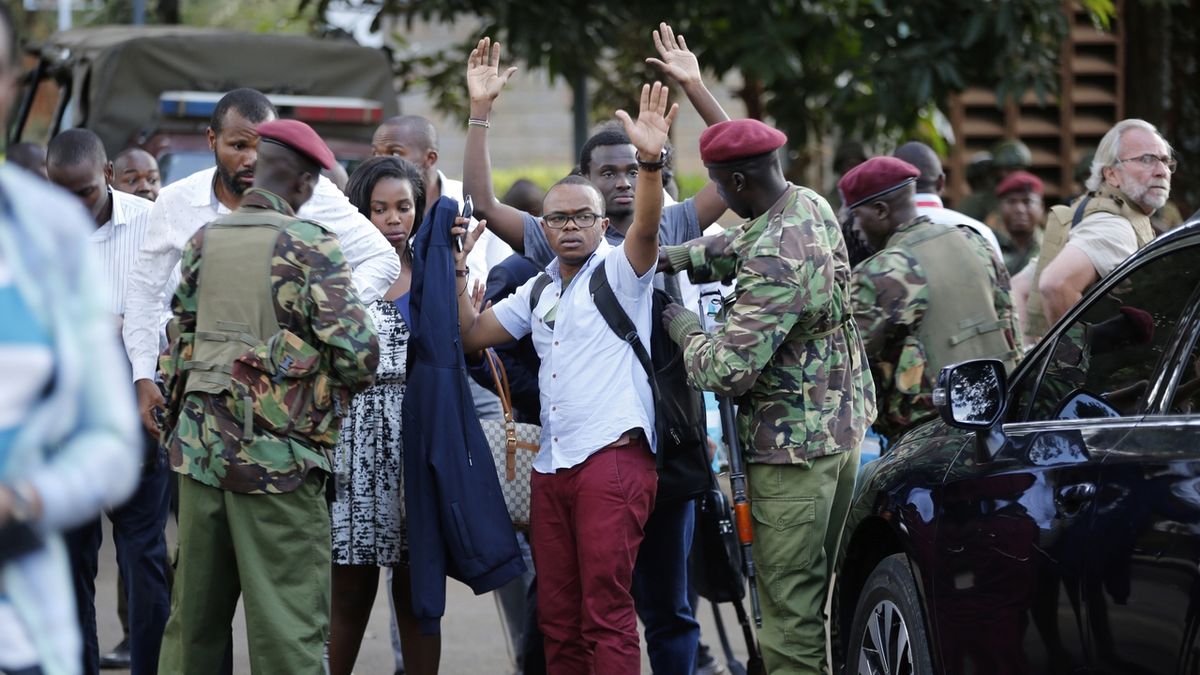 Keňští vojáci prohledávají návštěvníky hotelu v Nairobi.
