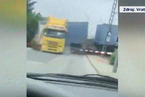 Svědek natočil srážku vlaku s kamionem