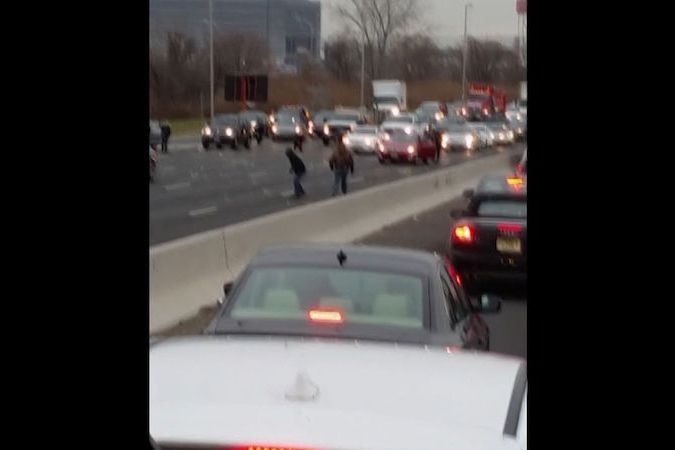 BEZ KOMENTÁŘE: Řidiči v New Jersey sbírali na dálnici rozsypané peníze