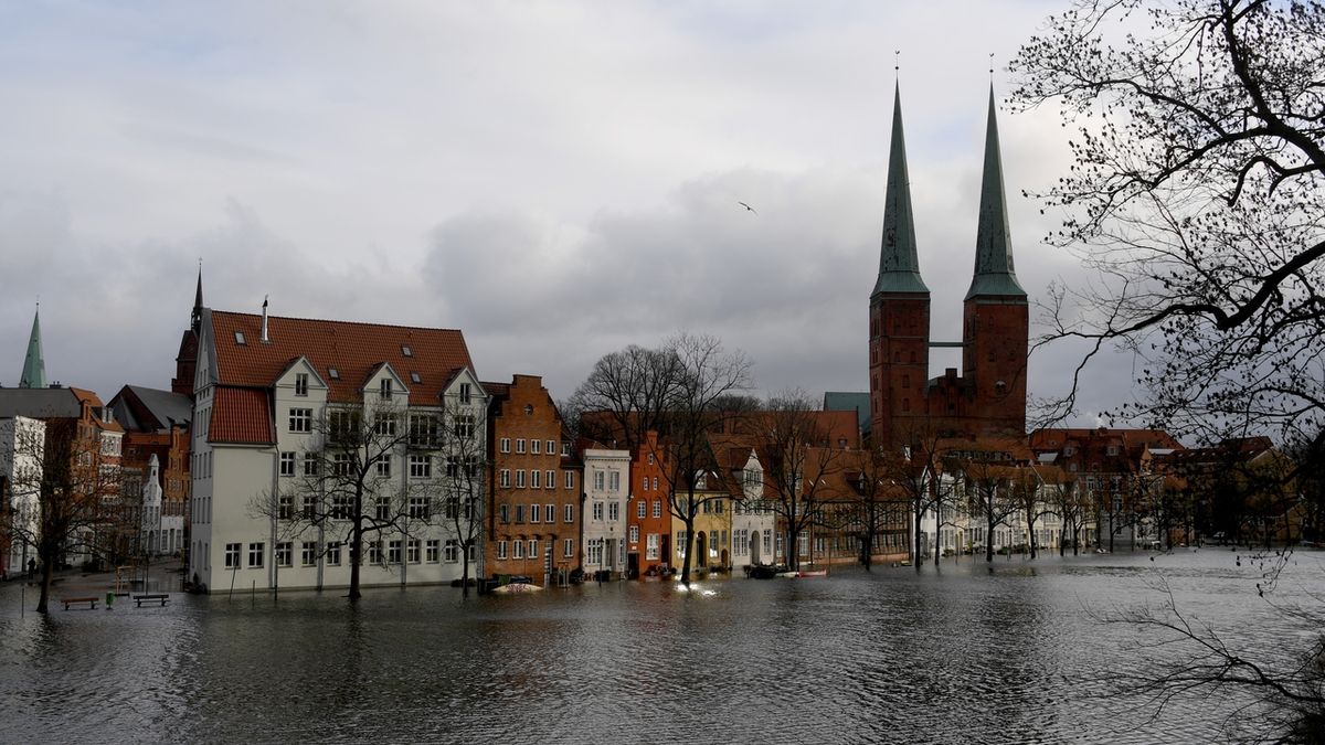 Lübeck na jihovýchodě spolkové země Šlesvicko-Holštýnsko zaplavila voda ze vzedmutého Baltského moře.  