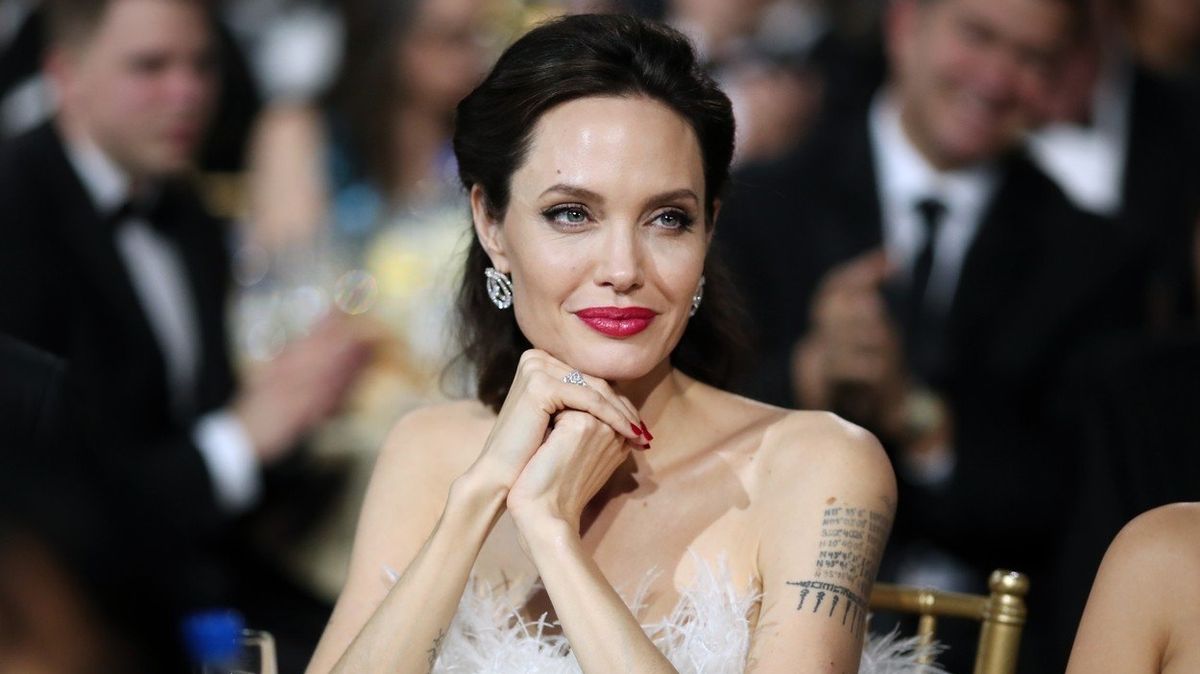 Nejedním tetováním se pyšní také herečka Angelina Jolie. 
