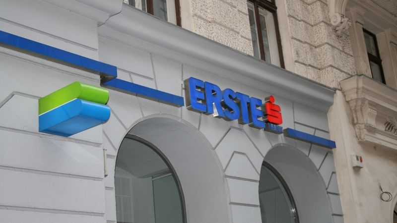 Mezi pokutovanými finančími domy je i vlastník České spořitelny rakouská Erste Bank.