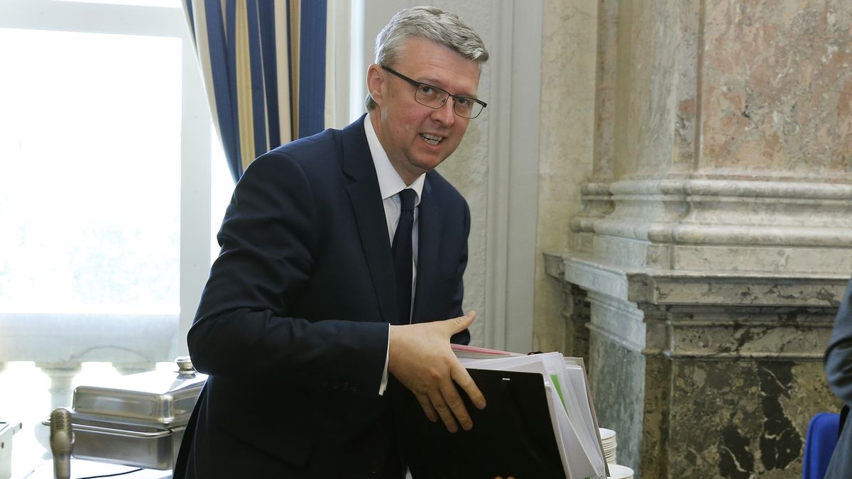 Ministr průmyslu Karel Havlíček (za ANO)