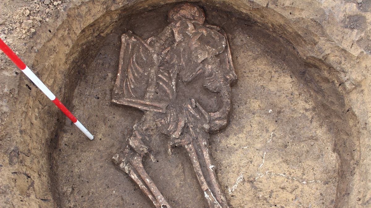 Žena s dítětem byly do hrobu v podobě takzvané sídlištní jámy uloženy ve druhém tisíciletí před naším letopočtem velice pietně.