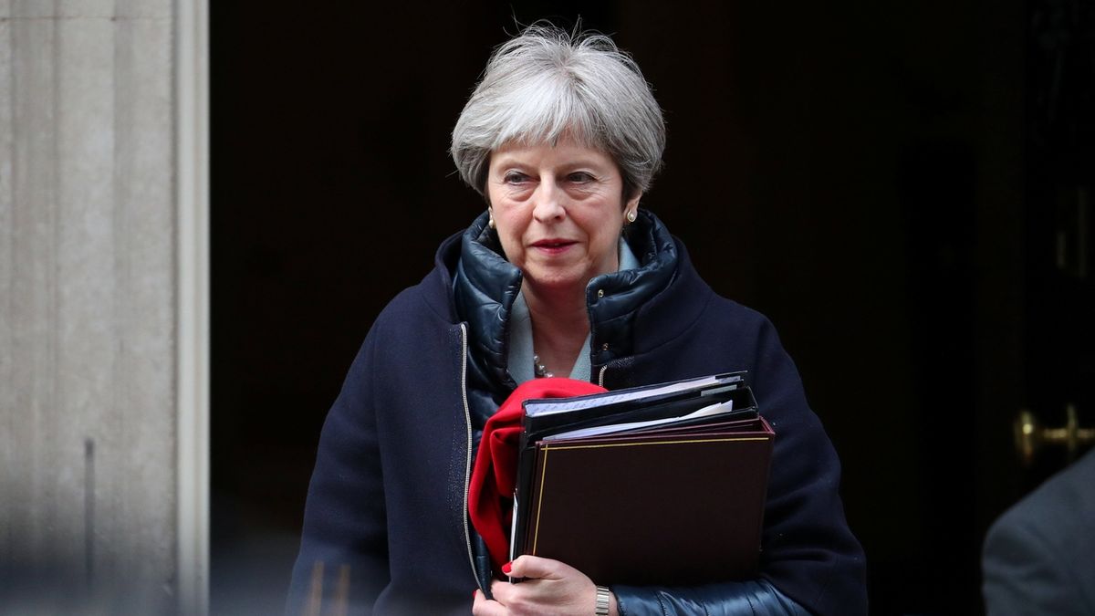 Britská premiérka Theresa Mayová před premiérským sídlem v Downing Street