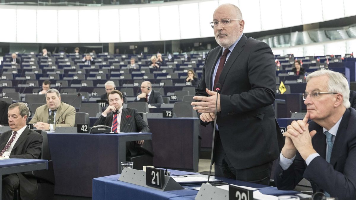 První místopředseda Evropské komise Frans Timmermans (stojící). 