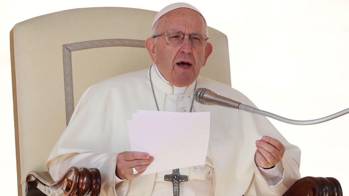 Papež František během kázání na Svatopetrském náměstí 