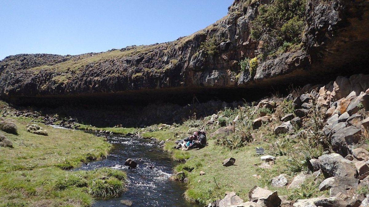 Skalní přístřešek ve výšce více než 3300 metrů v etiopském pohoří Bale. Zde žili lidé už skoro před 50 tisíci lety.