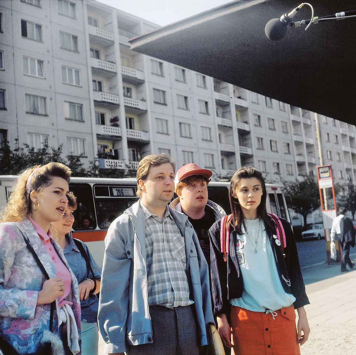 V komedii Vrať se do hrobu! (1989) poplete jako maturantka (vpravo) hlavu sociologovi v podání Milana Šteindlera (uprostřed), který byl i režisérem snímku o ošidnosti návratů v čase.