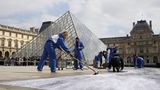 Obří dílo u pyramidy v Louvru návštěvníci za pár hodin zničili