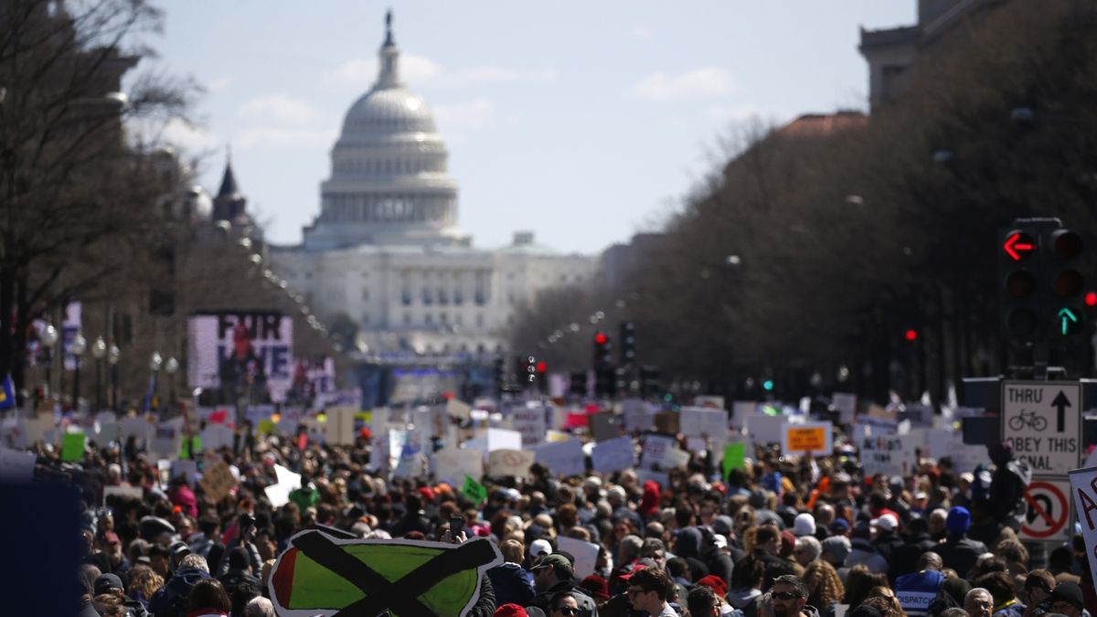 Desítky tisíc lidí protestují proti zbraním ve Washingtonu.